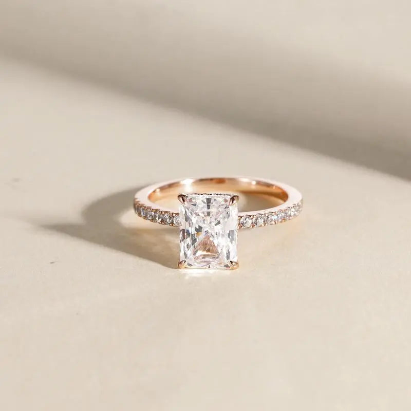 Elegant silver ring with sparkling stone - timeless design