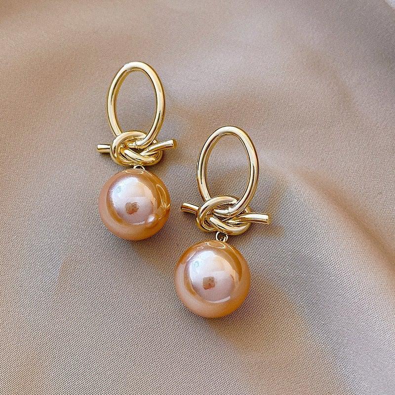 Gold earrings with pearls