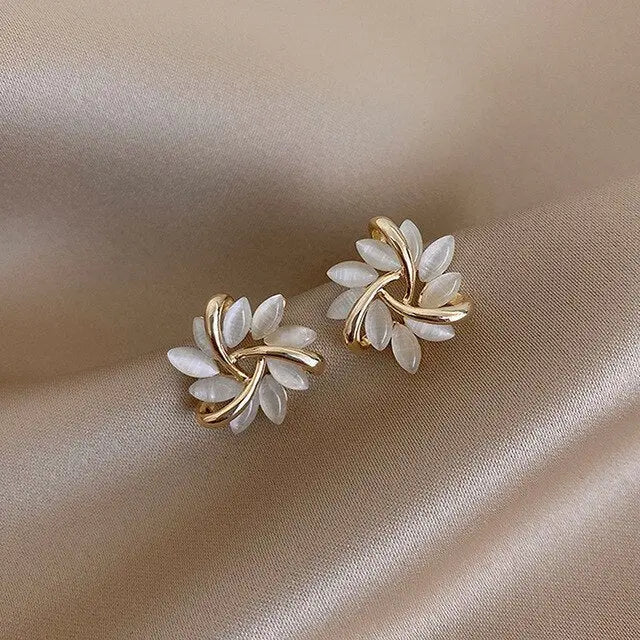 Luxury gold earrings with white opal