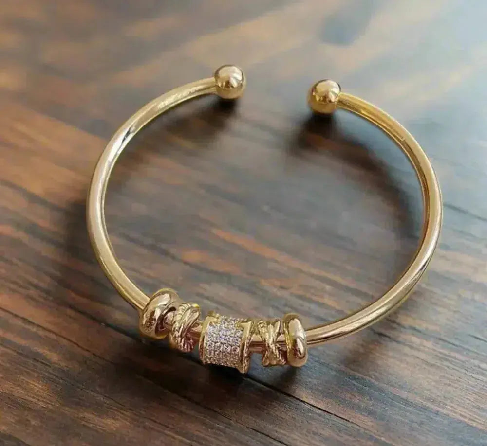 Adjustable bracelet with gold pendants