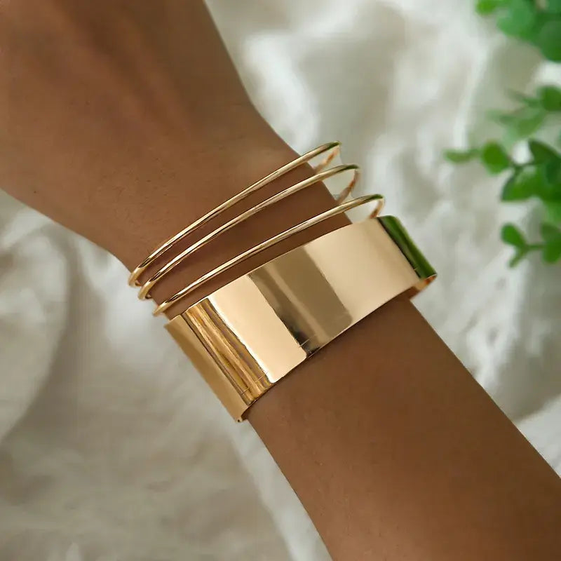 Classic vintage style gold bracelet