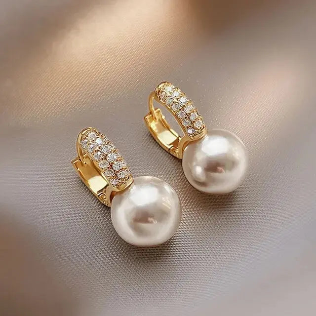 Pearl earrings with crystals