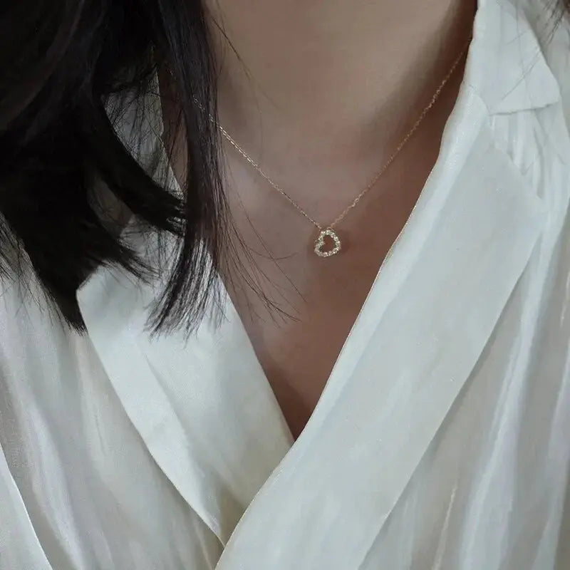 Elegant necklace with sparkling heart