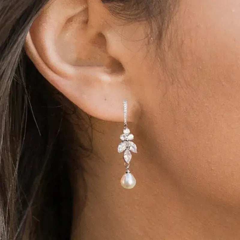 Pendant pearl earrings with zirconia leaves