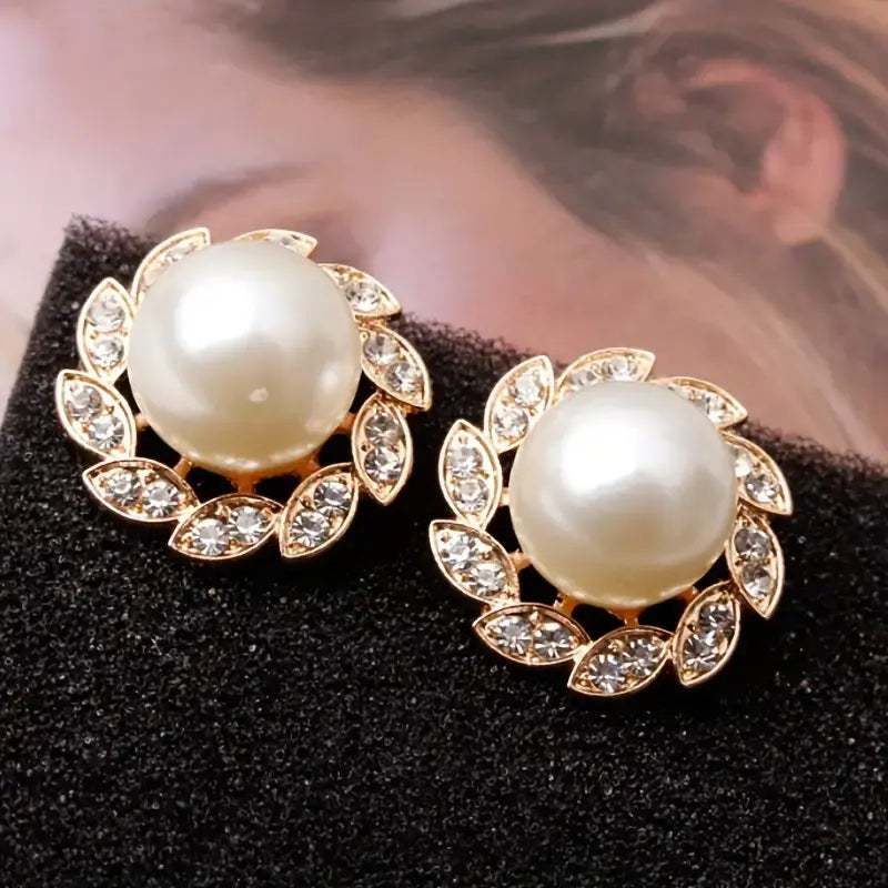 Elegant earrings made of pearls and glittering leaves