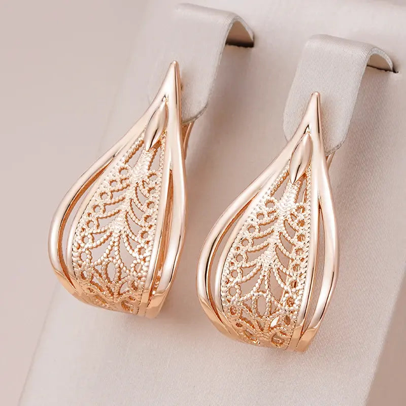 Shiny, elegant hollow earrings