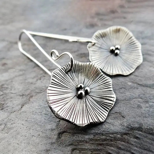 Earrings in the shape of poppies