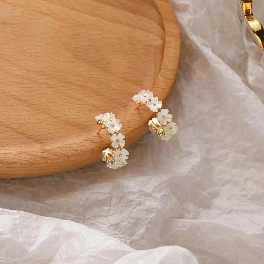 Luxury gold earrings in the shape of daisies