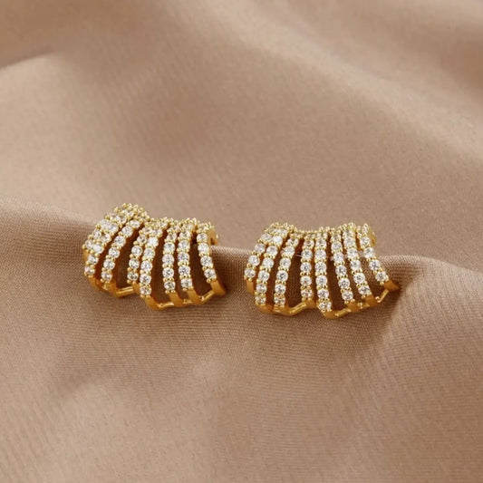 Earrings with pearls in gold