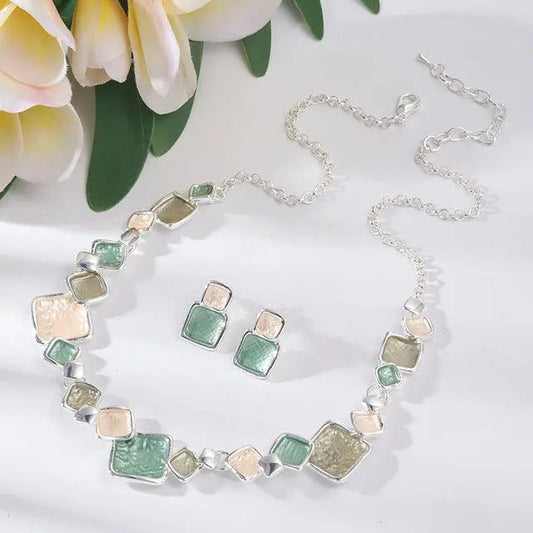 Geometric necklaces in green color