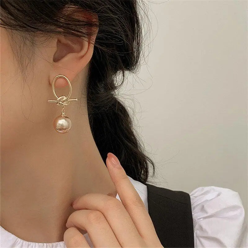 Gold earrings with pearls