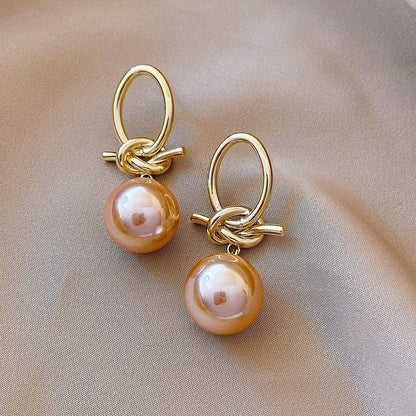 Gold earrings with pearls
