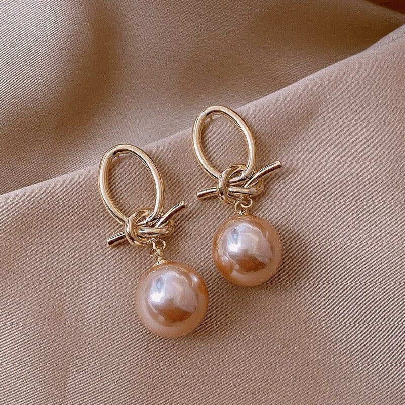 Gold earrings with pearls