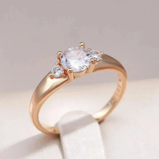 Elegant ring with gold-colored crystal