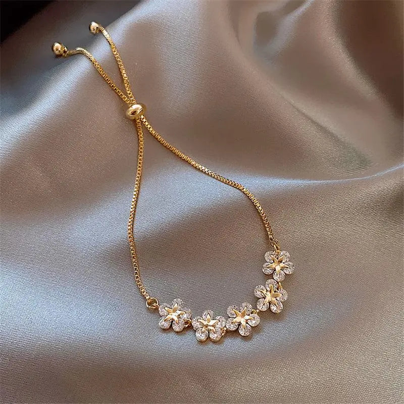 Gold bracelet with crystal daisies