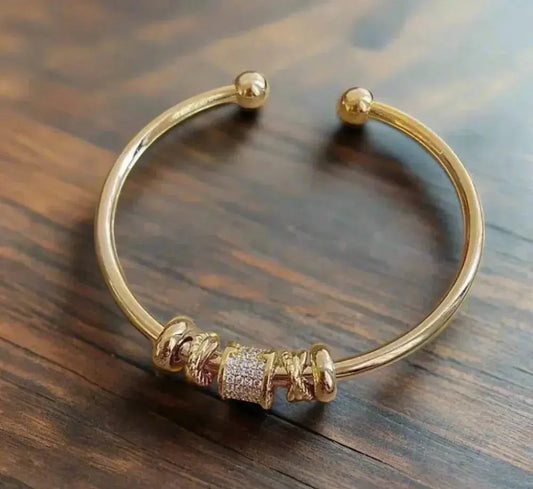Adjustable bracelet with gold pendants