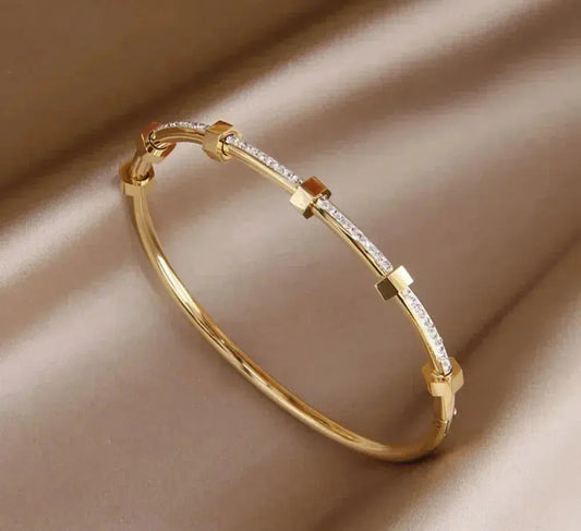 Elegant bracelet in light gold color