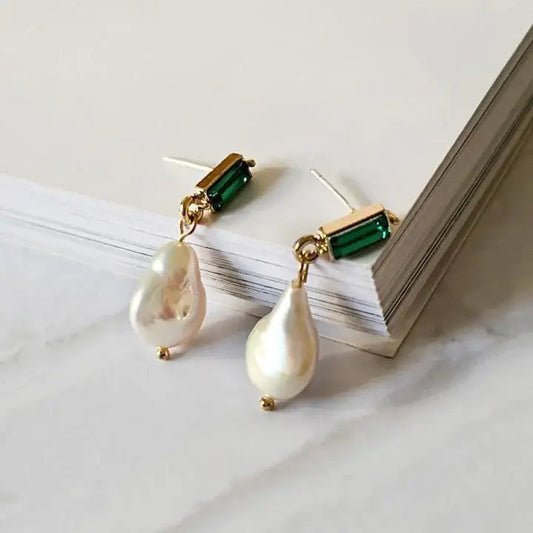Gold earrings with pearls and emeralds