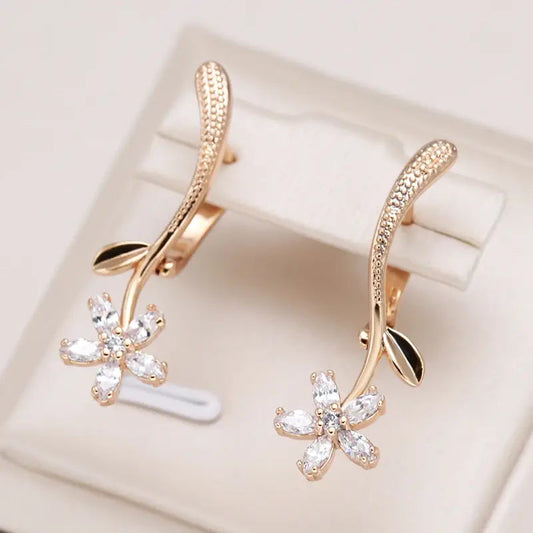 Elegant gold earrings with crystal daisies