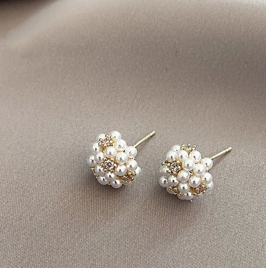 Small elegant earrings with pearls