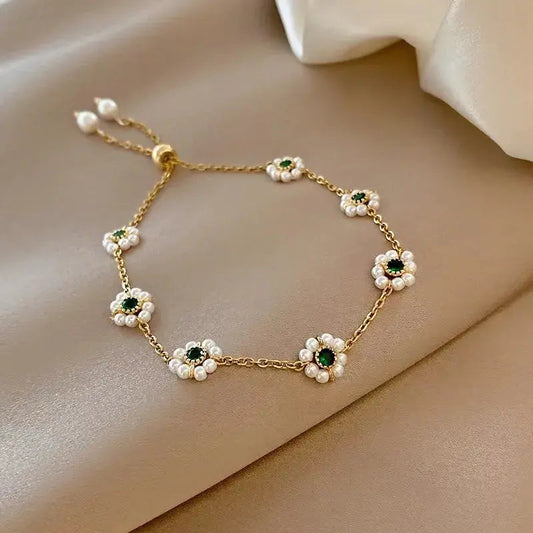 Elegant daisy-shaped bracelet with green crystals