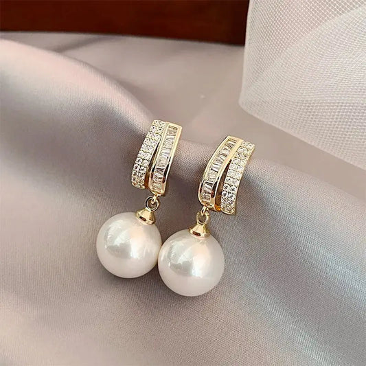 Round glittering pearl earrings