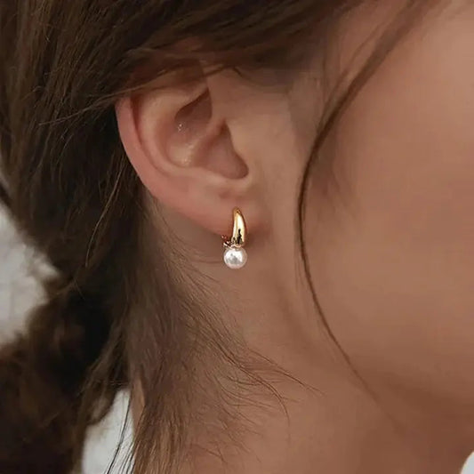 Small gold-plated earrings with pearls