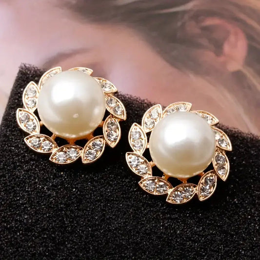 Elegant earrings made of pearls and glittering leaves