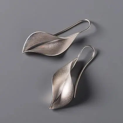 Silver leaf-shaped earrings in vintage style