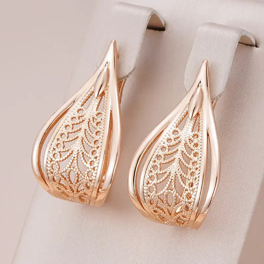 Shiny, elegant hollow earrings
