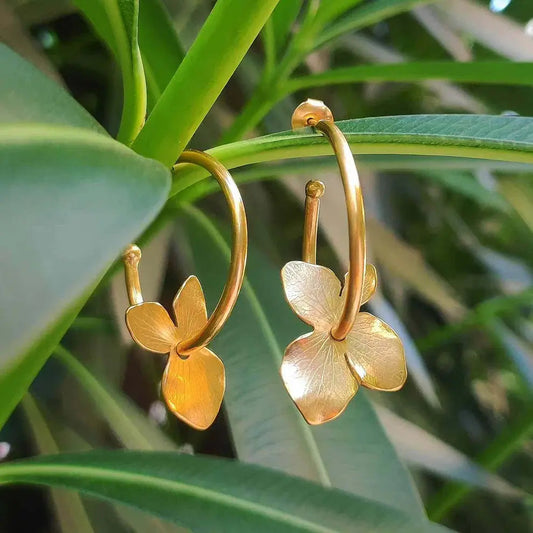 Gold flower in vintage style hoop earrings