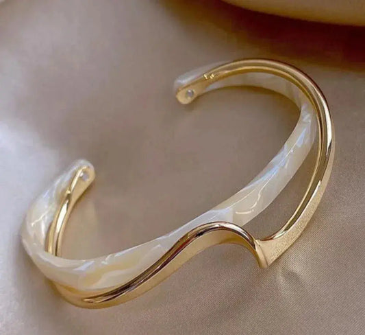 Elegant gold bracelet with white opal